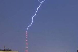 Молния ударила в Киевскую телевышку