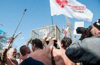 Сторонники Тимошенко избили "ирода-Януковича" и выпустили белых голубей