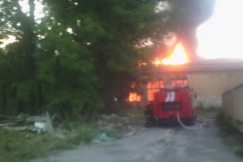 Во Львове возник пожар в здании бывшей воинской части (обновлено)