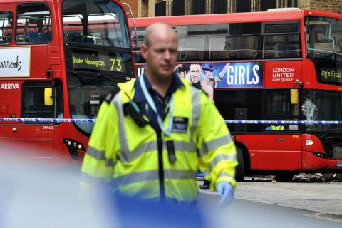 В Лондоне двухэтажный автобус врезался в здание