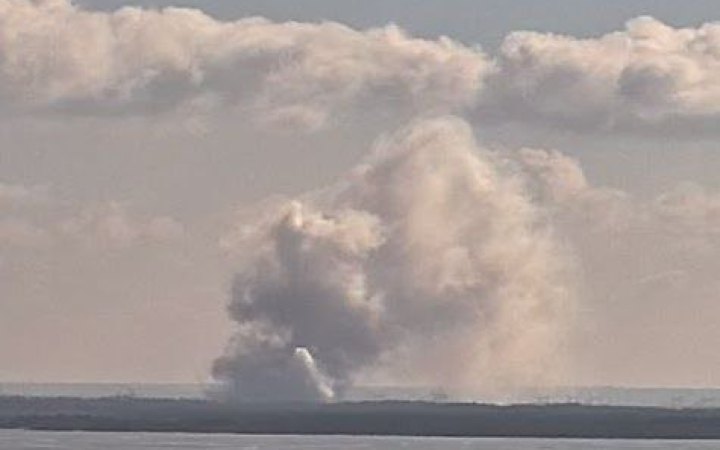 У районі Енергодару здійнявся величезний стовп білого диму, можлива детонація боєкомплекту росіян