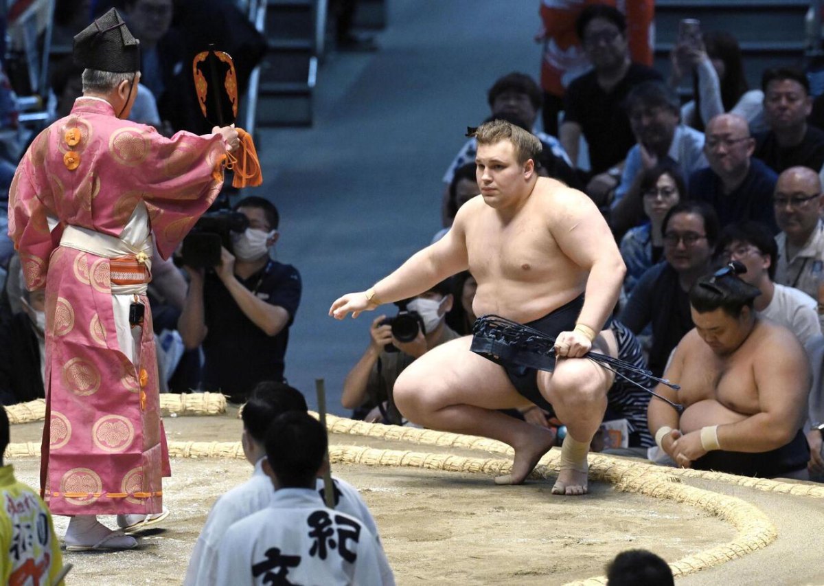 Аонішікі Арата перед стартом сутички на Nagoya Basho