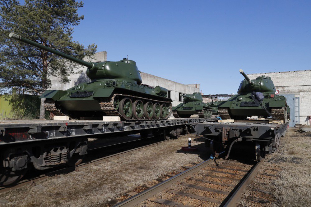 Відремонтовані танки Т-34-85 на залізничних платформах на території бронетанкового заводу концерну «Уралвагонзавод» у Стрєльні, поблизу Санкт-Петербурга.