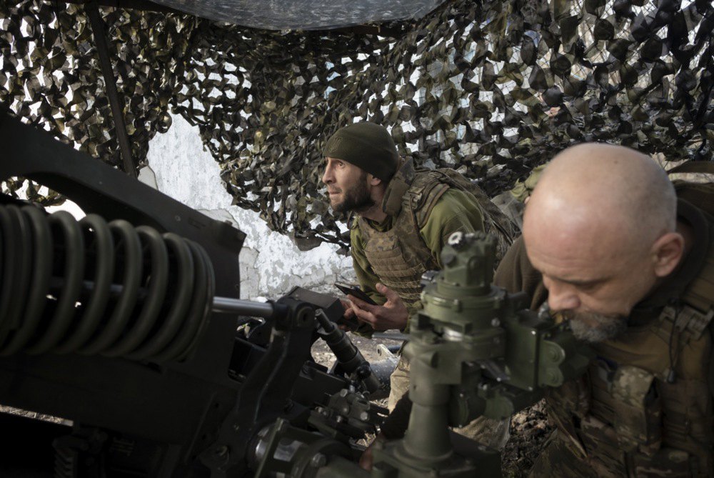 Військовослужбовці артилерійського підрозділу 425 окремого штурмового полку «Скала» утримують позиції поблизу Покровська,
Донецька область, 29 березня 2025 року 
