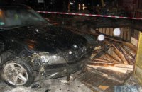 В Киеве BMW разгромил строительную площадку и чуть не упал в шахту коллектора