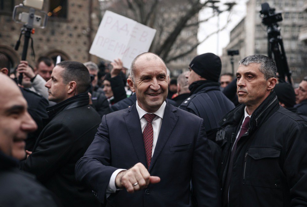 Румен Радев (у центрі) вітає своїх прихильників у Софії, 23 січня 2026 року.