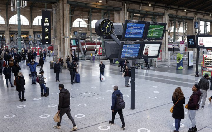 На залізничному вокзалі Парижа чоловік напав на людей з металевим гаком
