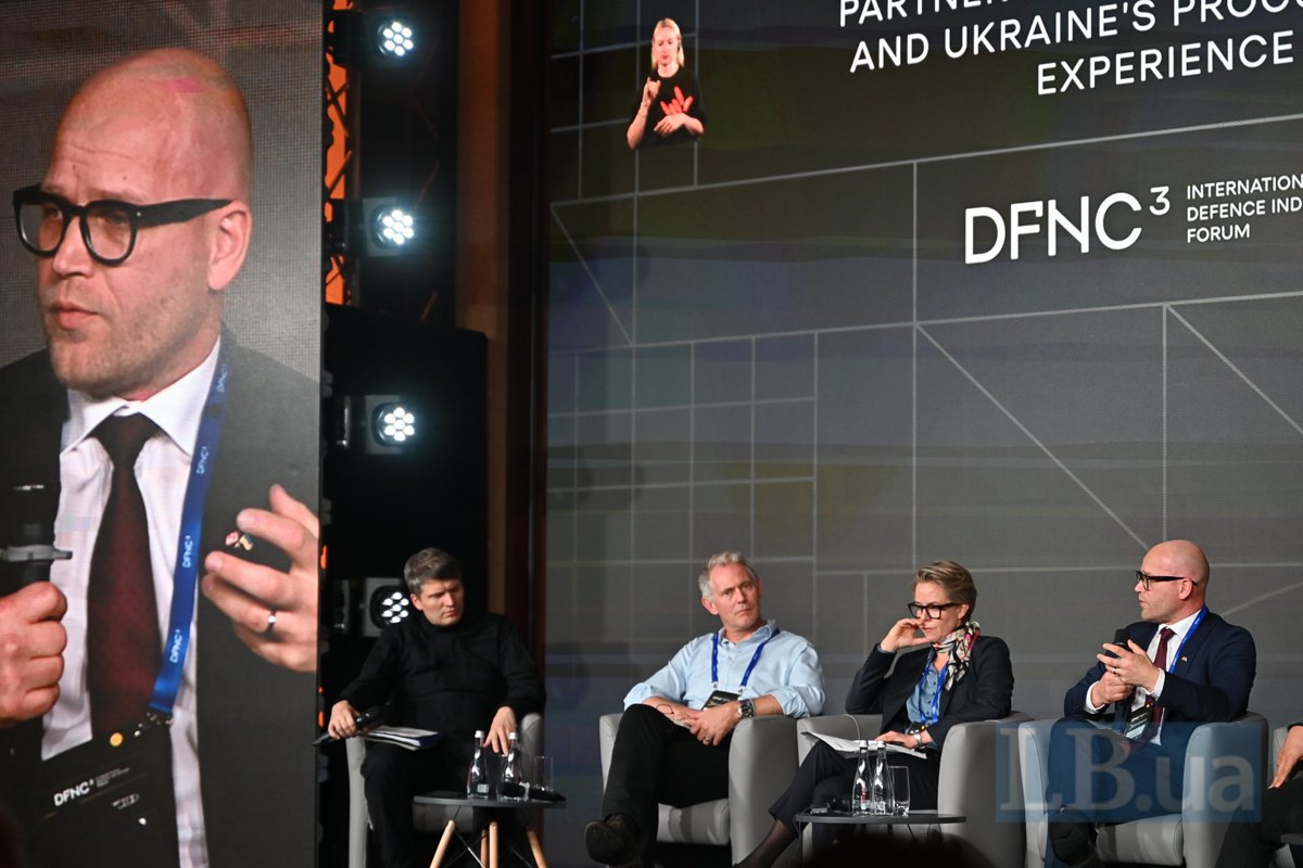 Андреас Флом під час дискусії