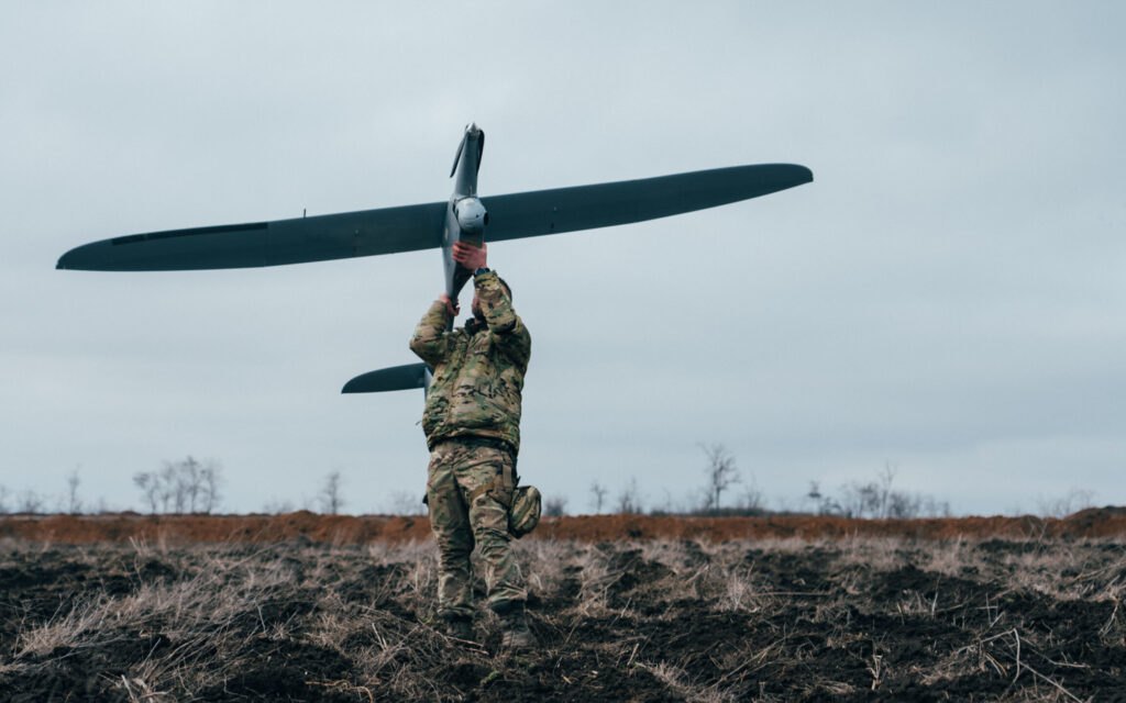 Командир екіпажу розвідувальних БПлА РУБАКА “Поляк” готує безпілотник FlyEye, який запускається з рук і не потребує для цього додаткових пристроїв..