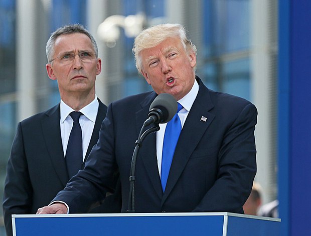 Дональд Трамп и Йенс Столтенберг во время саммита НАТО в Брюсселе 