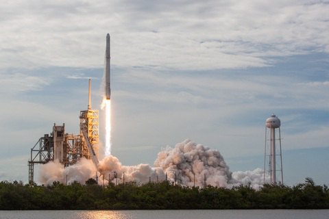 SpaceX запустила в космос чергову партію з 51 супутника для проєкту Starlink