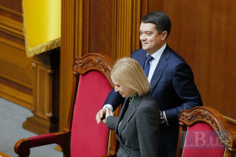 Разумков заявил, что подписание закона об олигархах Стефанчуком будет нарушением
