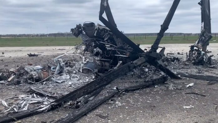 Уламки російського вертольота Ка-52, що згоріли в аеропорту Гостомель.