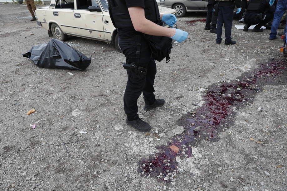 Поліція на місці обстрілу колони цивільних авто на виїзді із Запоріжжя.