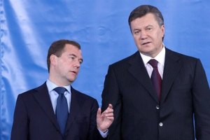 Янукович привітав Медведєва по телефону