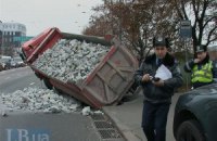 У Києві знову перекинулася вантажівка, цього разу з камінням