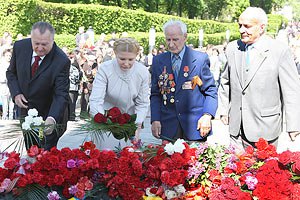 Тимошенко возложила цветы к Стеле Неизвестному солдату  