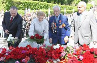 Тимошенко возложила цветы к Стеле Неизвестному солдату  