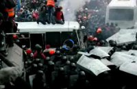Двое журналистов упали с крыши автобуса во время взрыва шумосветовой гранаты