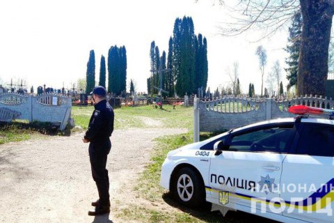 Поліція посилить патрулі біля кладовищ на вихідних, щоб запобігти скупченню людей