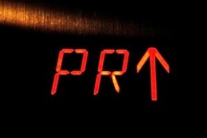 В окрузі масажиста Азарова проти опозиціонера тисячами роздають антилистівки