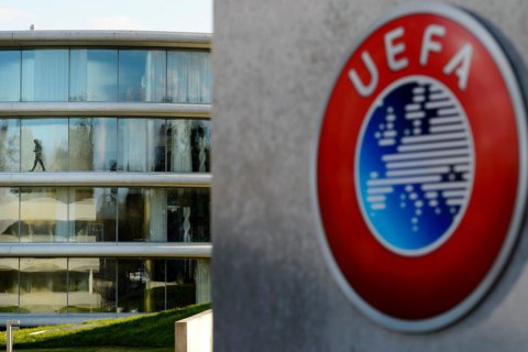 УЕФА запретил рукопожатия игроков перед матчами из-за коронавируса