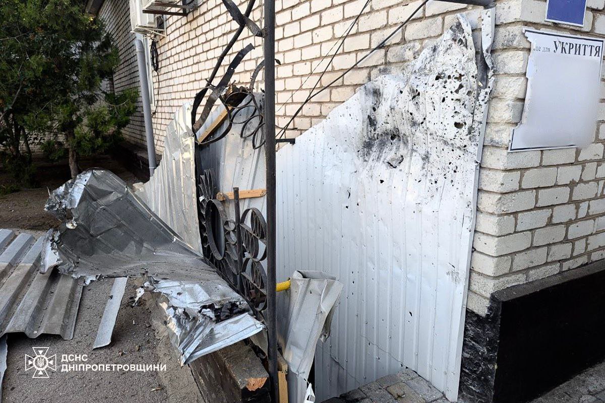 Наслідки обстрілу рятувальників у Нікополі