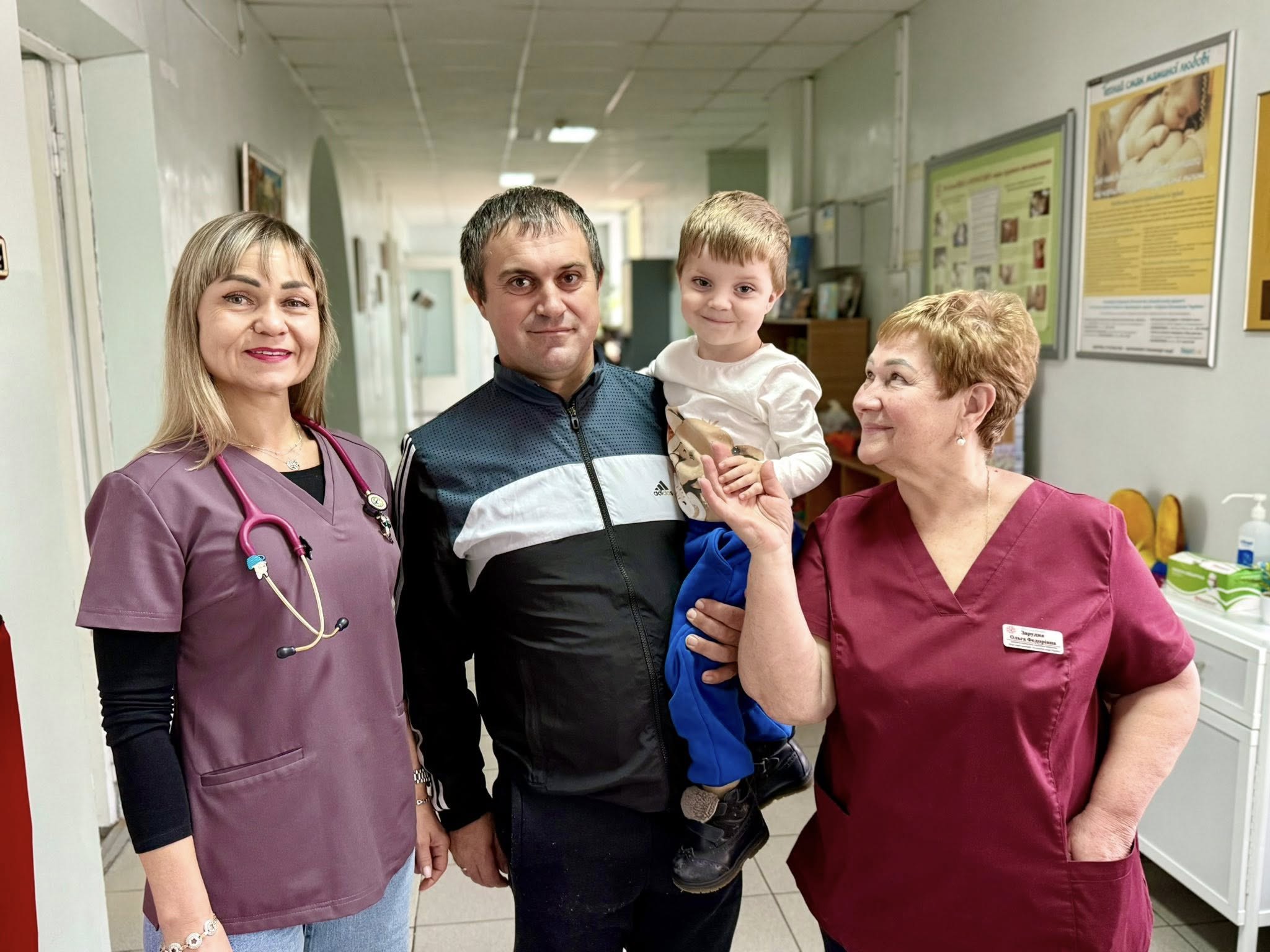 Охматдит. Хлопчик з татом та медиками Охматдиту