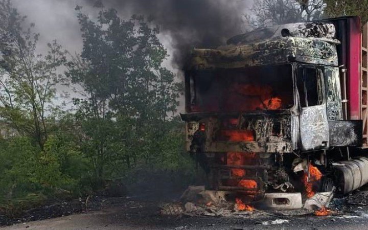 На Херсонщині окупанти з дрона атакували вантажівку