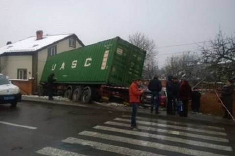 Во Львовской области грузовик врезался в частный дом