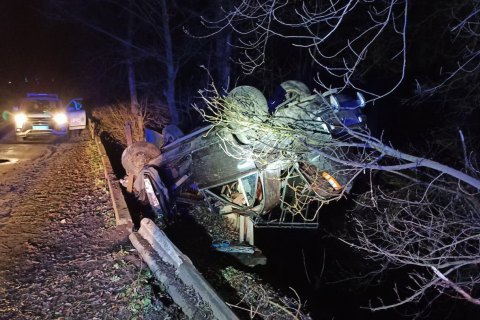 В Житомирской области автомобиль завис над пропастью, пассажир упал под мост
