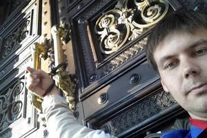 Кримчанин на 9 годин прикував себе до дверей Нацбанку