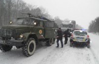 Снежная лавина заблокировала одну полосу дороги Мукачево - Ивано-Франковск
