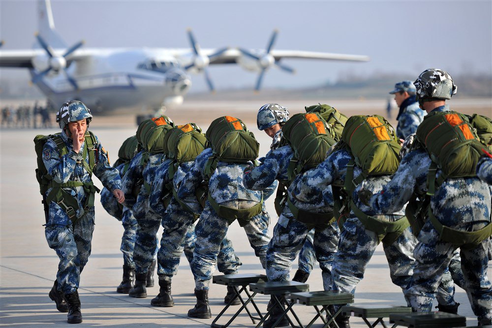 Військові навчання парашутистів Народно-визвольної армії Китаю.