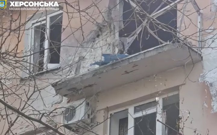 Росіяни атакували середмістя Херсона, пошкоджена багатоповерхівка