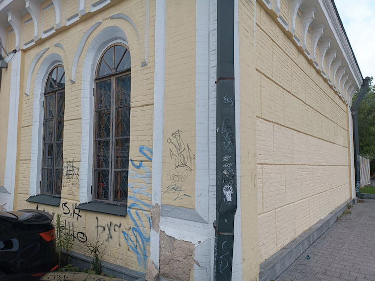 На будівлі, де був мурал, залишилися інші графіті