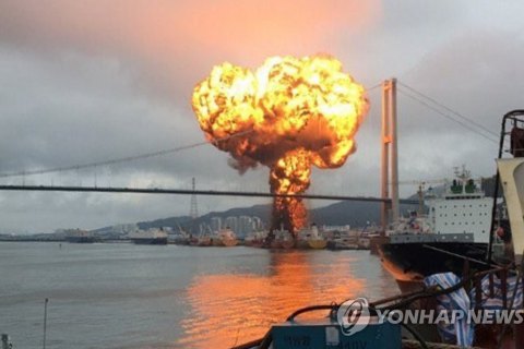 У порту Південної Кореї загорівся корабель з пальним