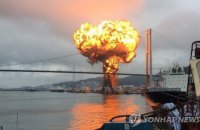 В порту Южной Кореи загорелся корабль с горючим 
