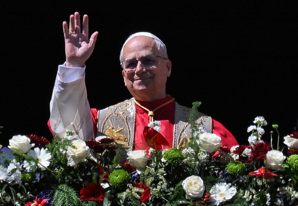 Папа Лев XIV виголошує своє послання Urbi et Orbi у Великодню неділю на площі Святого Петра у Ватикані, 5 квітня 2026 року. Urbi et Orbi (з лат. — «Місту (Риму) та світу») - найурочистіше папське благословення та послання в Римсько-католицькій церкві, яке Папа виголошує з центральної лоджії базиліки Святого Петра двічі на рік ,на Різдво та Великдень, а також під час інтронізації.