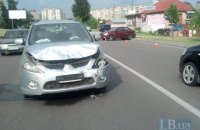 В Киеве Mitsubishi забросил Hyundai на тротуар