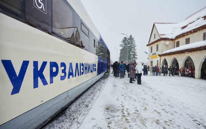 На Закарпатті гірське каміння заблокувало рух потягів