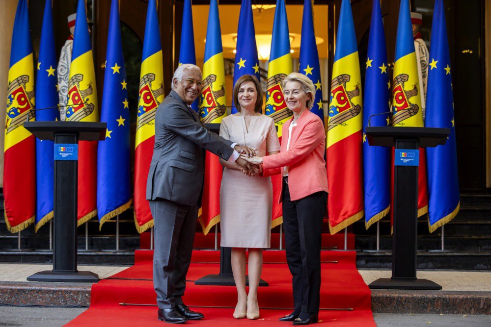Президент Європейської Ради Антоніо Коста, президент Молдови Майя Санду та президент Європейської комісії Урсула фон дер Ляєн
потискають один одному руки на спільній прес-конференції після саміту ЄС-Молдова в Кишиневі, 4 липня 2025 року