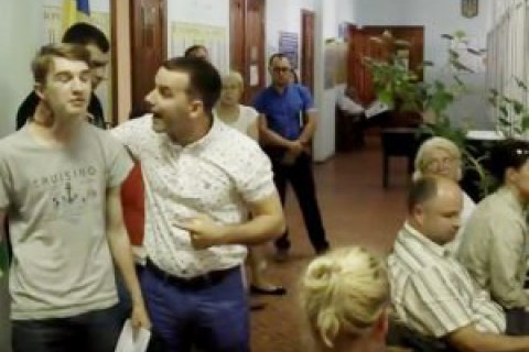 В Киевской области депутат поднял руку на школьника
