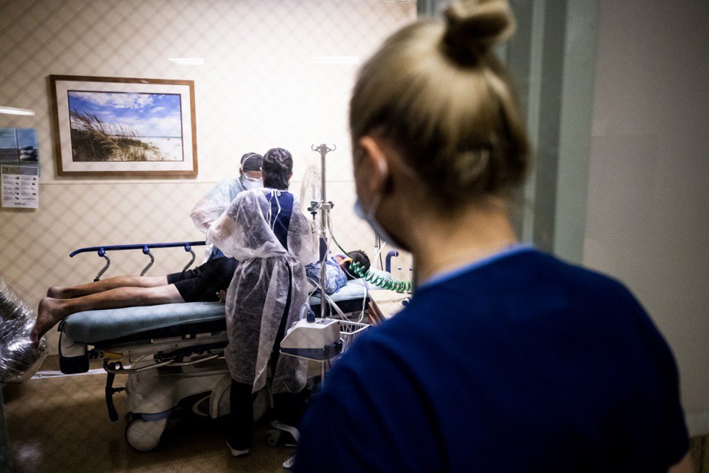 Медсестра спостерігає за роботою у відділенні невідкладної допомоги лікарні Sharp Coronado, Каліфорнія, США