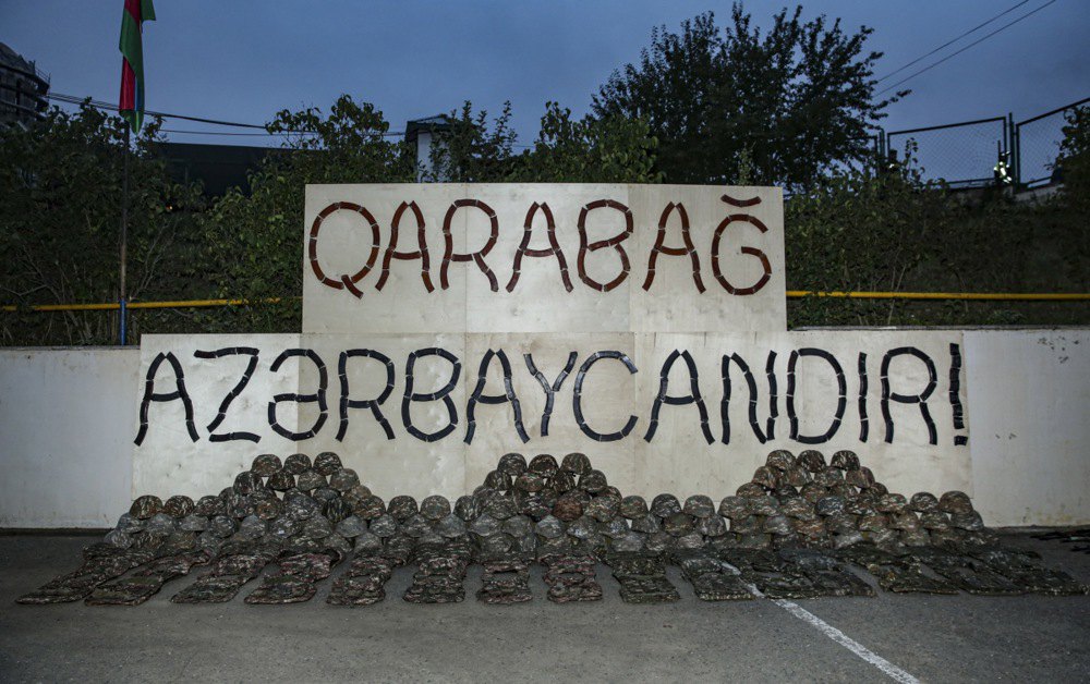 Напис «Карабах – Азербайджан!» на позиціях азербайджанських військових у Шуші, контрольованому Азербайджаном регіоні Нагірного Карабаху, 23 вересня 2023 року.
