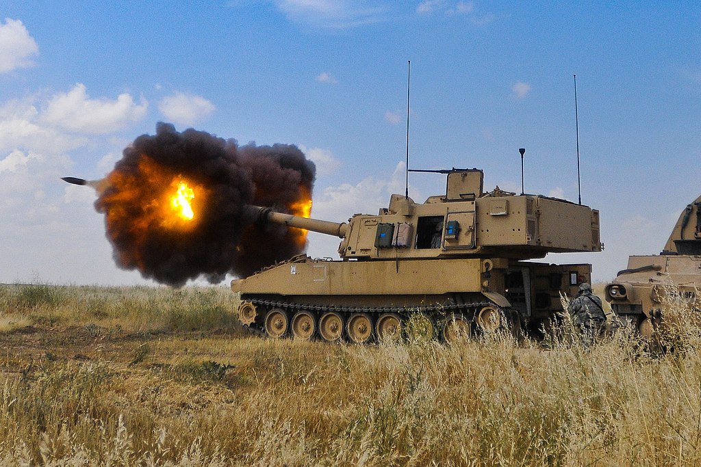M109A6 «Паладин» 3-ї піхотної дивізії веде вогонь поблизу Мосула, Ірак. 23 листопада 2007