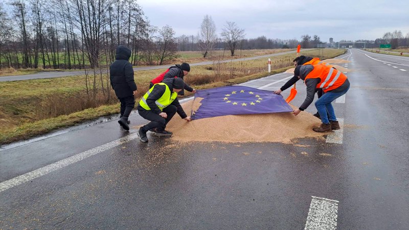 Не так Бандера, як зерно. Поляків тригерить і питання спільної історії, і конкуренція з Україною. На знімку — наше зібране під обстрілами збіжжя, яке поляки висипали на кордоні