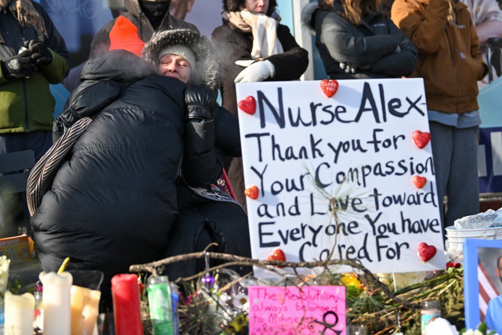 У Міннеаполісі встановили імпровізований меморіал на честь медбрата, вбитого агентами ICE