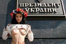 Активистку FEMEN "поцарапал" медведь 