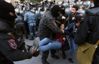 В Ереване возобновились столкновения между протестующими и полицией